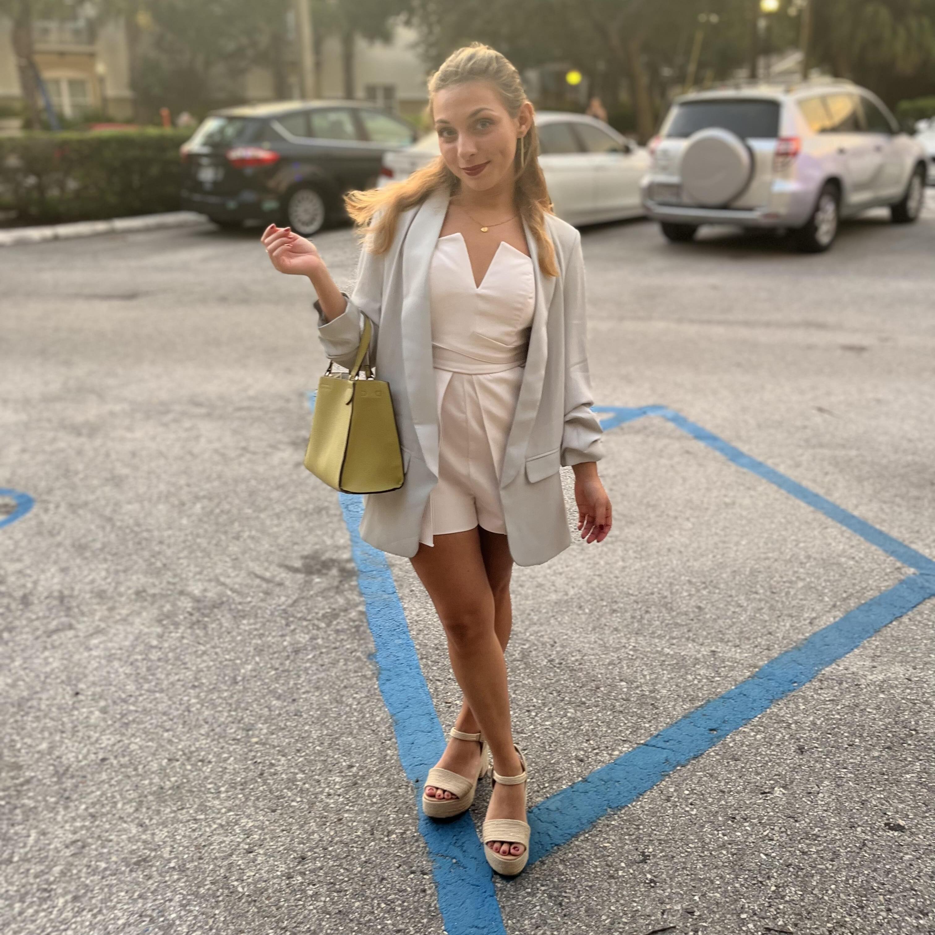 Tampa bay based house sitter with a green thumb and a love for animals. House Sitter in