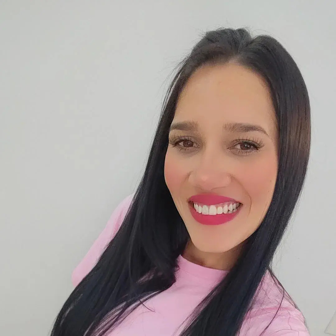 Hola mi nombre es Jennely por cariño puede decirme Andrea soy ...